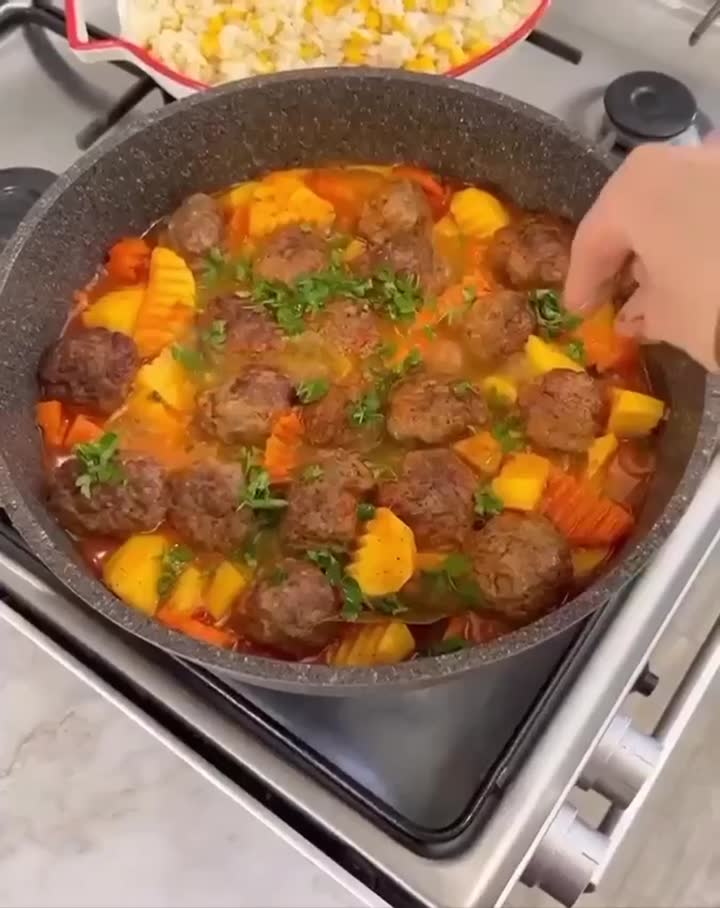 Тушеный картофель с фрикадельками